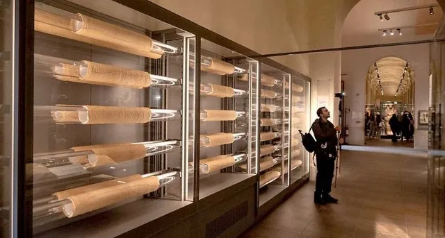 Sala espositiva di una mostra d'arte allestita da Tosetto a Venezia