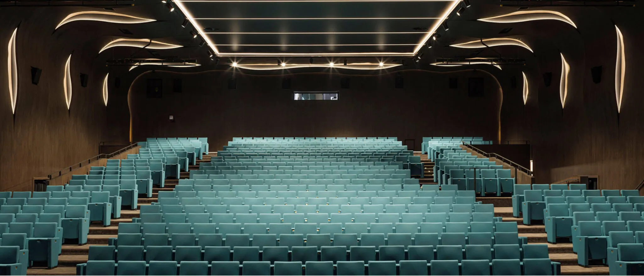 Allestimento di una sala teatrale completato dalla squadra Tosetto