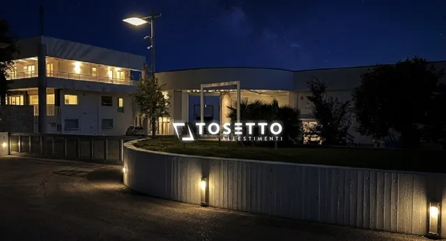 La sede Tosetto Allestimenti a Jesolo (VE) illuminata di notte